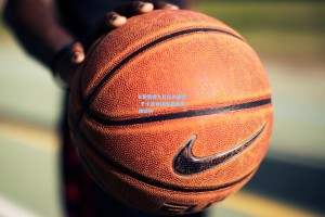 彩经网：B费荣膺九月队内最佳 于卡灵顿训练基地笑捧奖杯